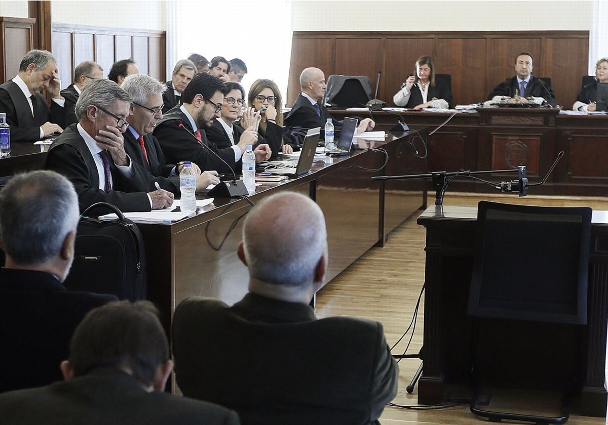 Chaves y Griñán, en primera fila de los acusaados, sentados frente al tribunal