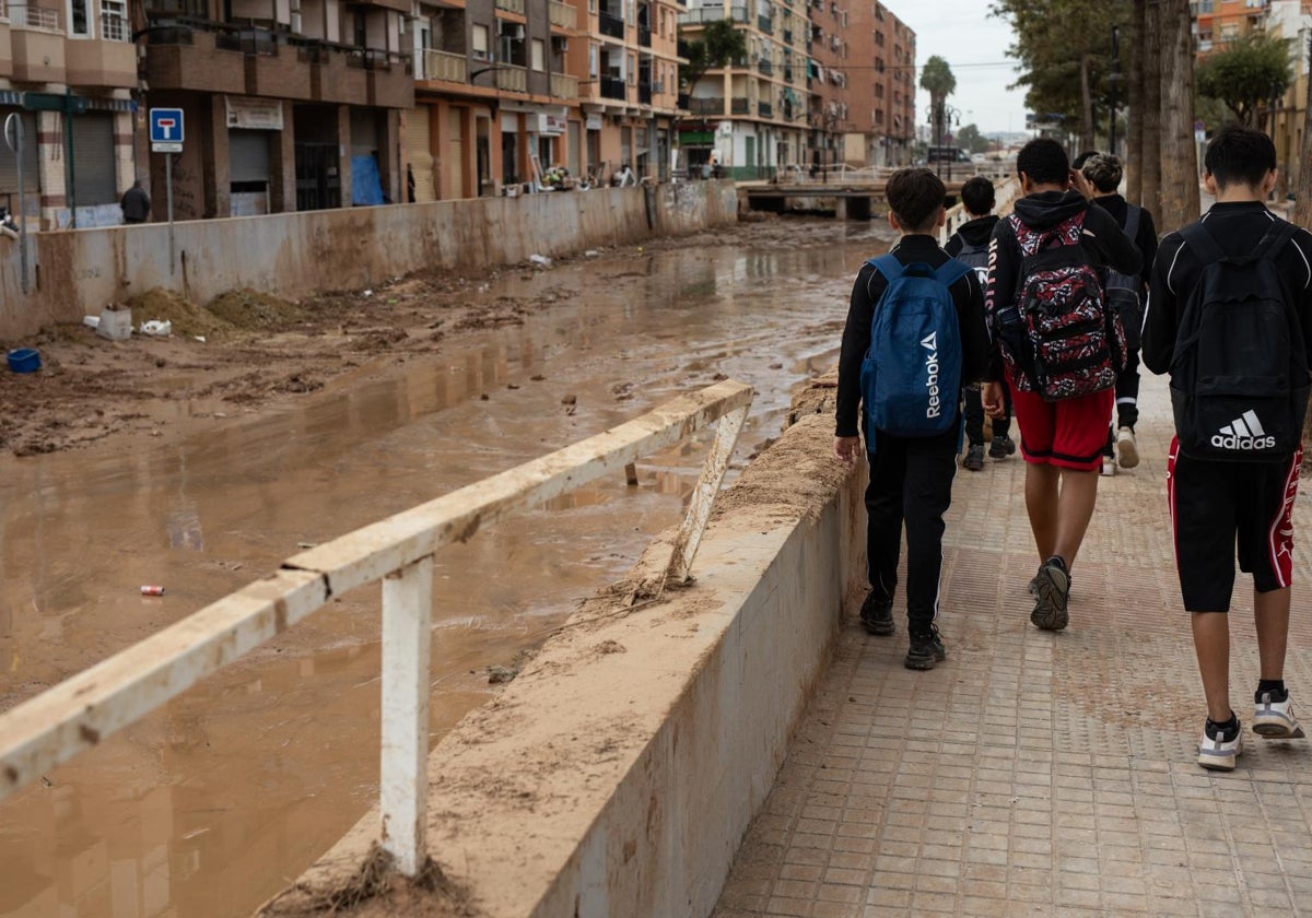 Imagen de archivo de niños paseando por una calle de Aldaia tras la DANA en Valencia