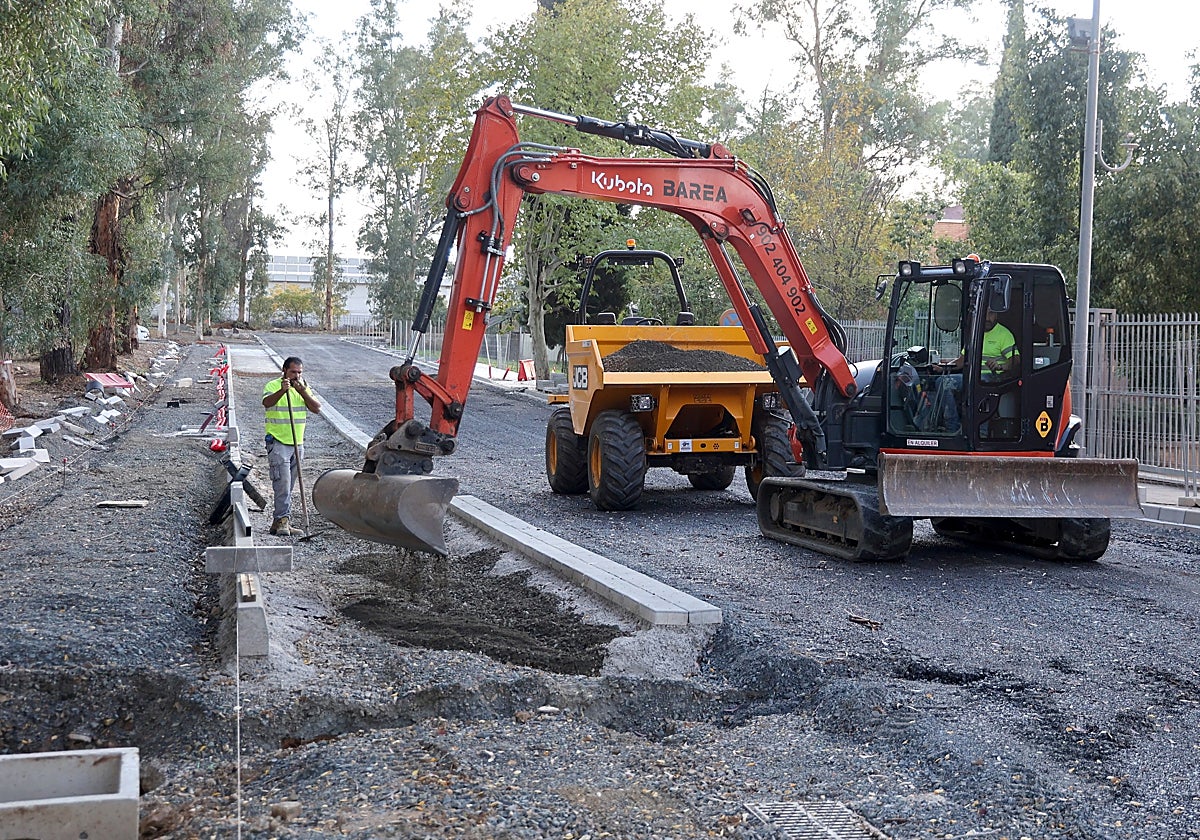 Trabajos ayer de la primera parte de la primera fase de la urbanización de Rabanales