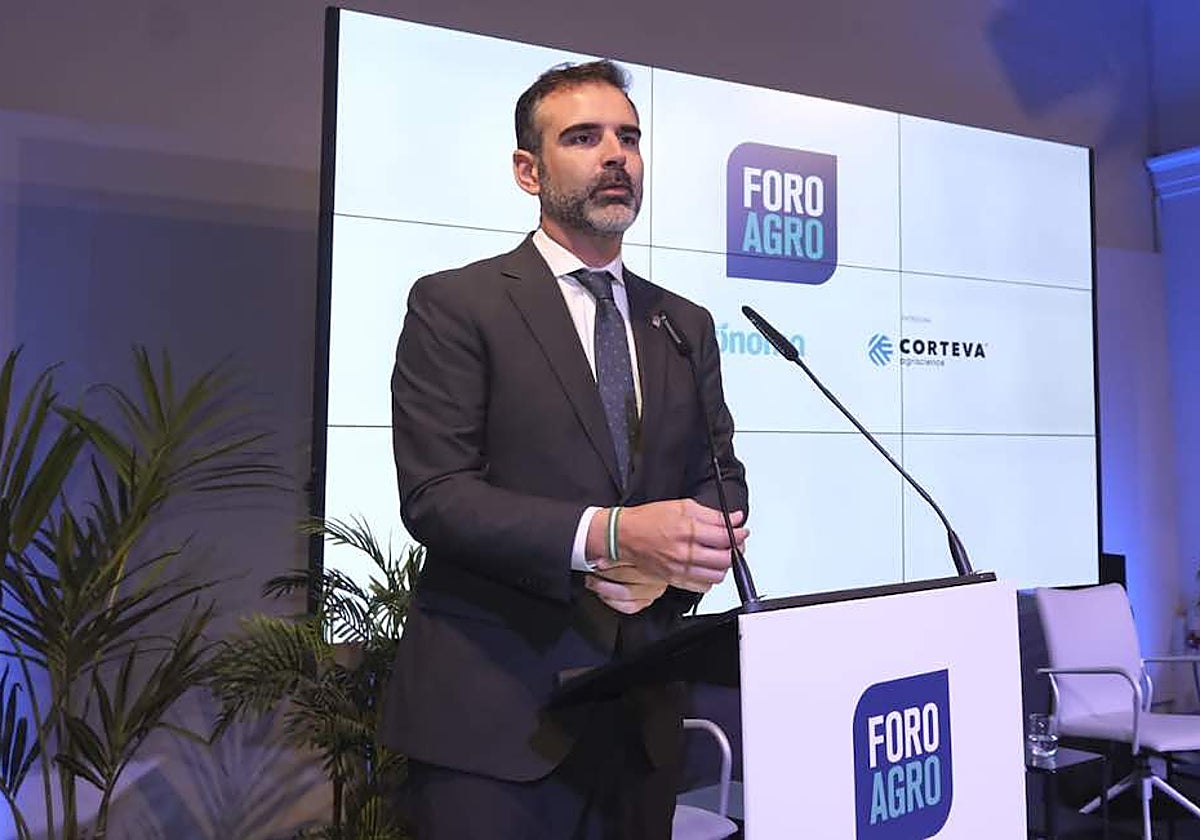 El consejero de Agricultura, Ramón Fernández-Pacheco