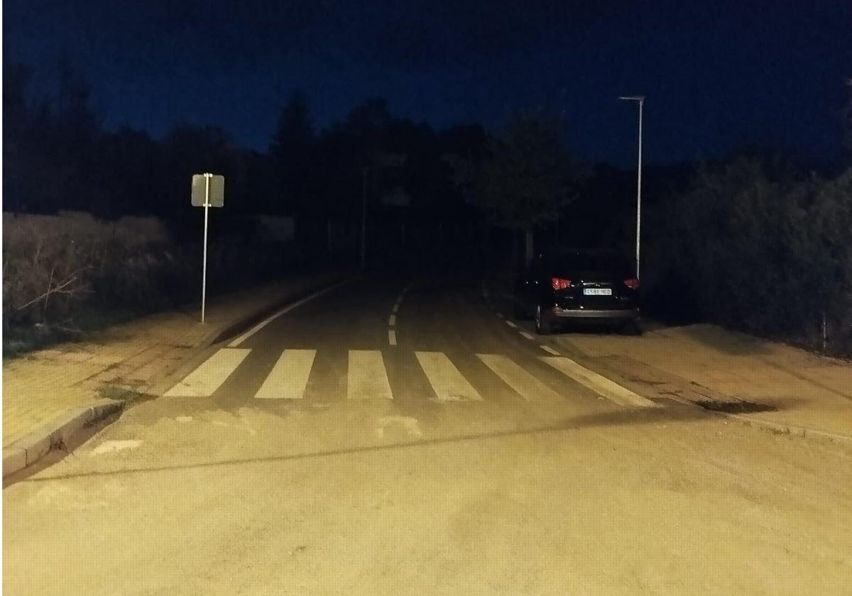 Los vecinos muestran imágenes de la falta de luz en los aledaños de las viviendas asaltadas en Córdoba