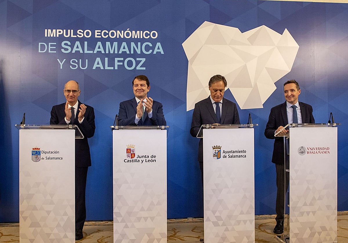 El presidente de la Junta, Alfonso Fernández Mañueco, participa junto al alcalde de Salamanca, Carlos García Carbayo; el rector de la USAL, Juan Manuel Corchado; y el presidente de la Diputación, Javier Iglesias, en la firma del segundo protocolo interinstitucional para el impulso de Salamanca