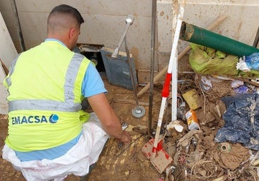 Técnicos de Emacsa, en la zona cero de la DANA: «Las alcantarillas están completamente colapsadas»