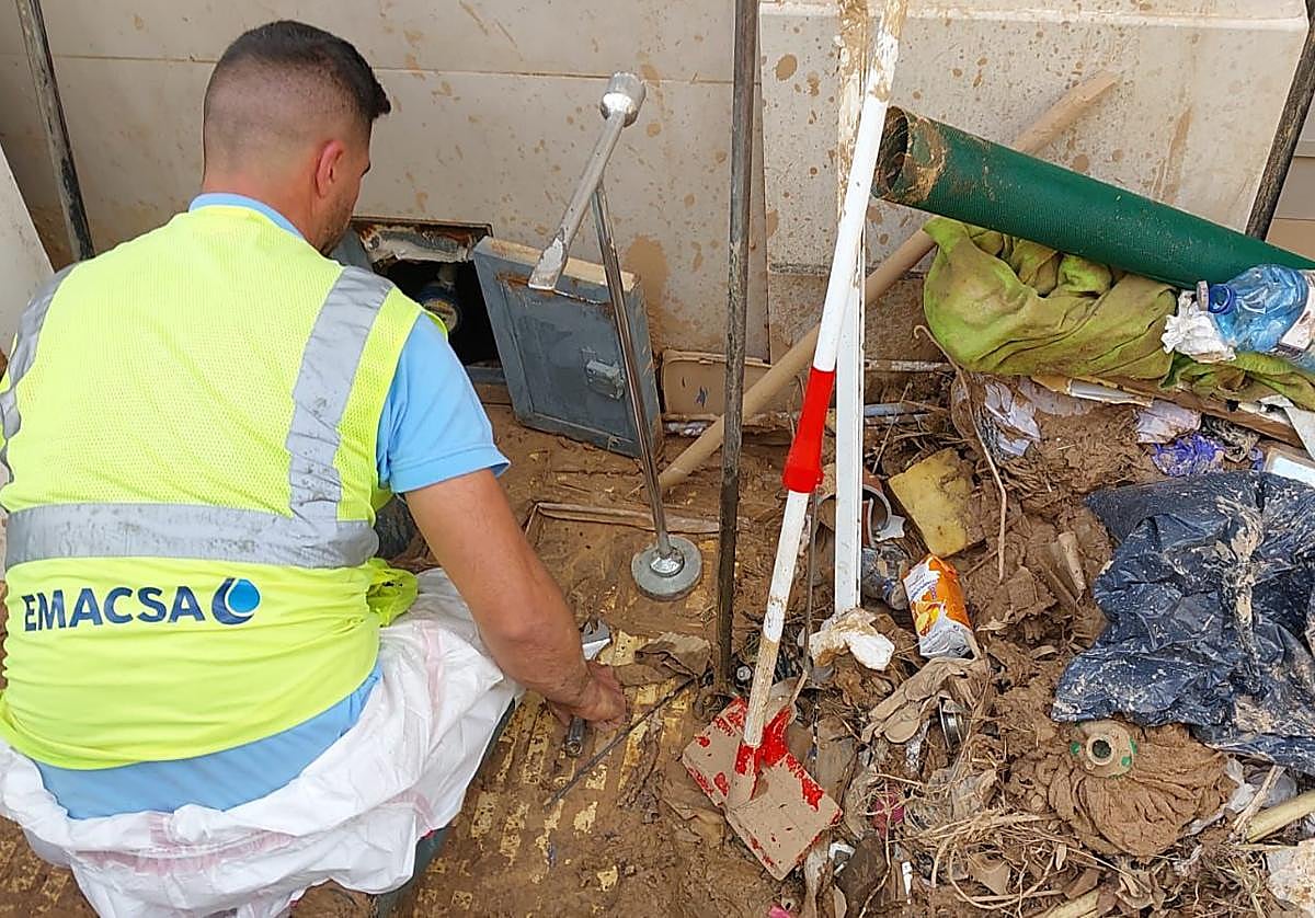 Uno de los técnicos de Emacsa en Catarroja