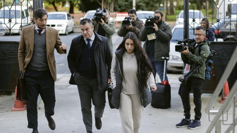 Catherine Silva, llegando este jueves a la Audiencia de La Coruña en compañía de su abogado