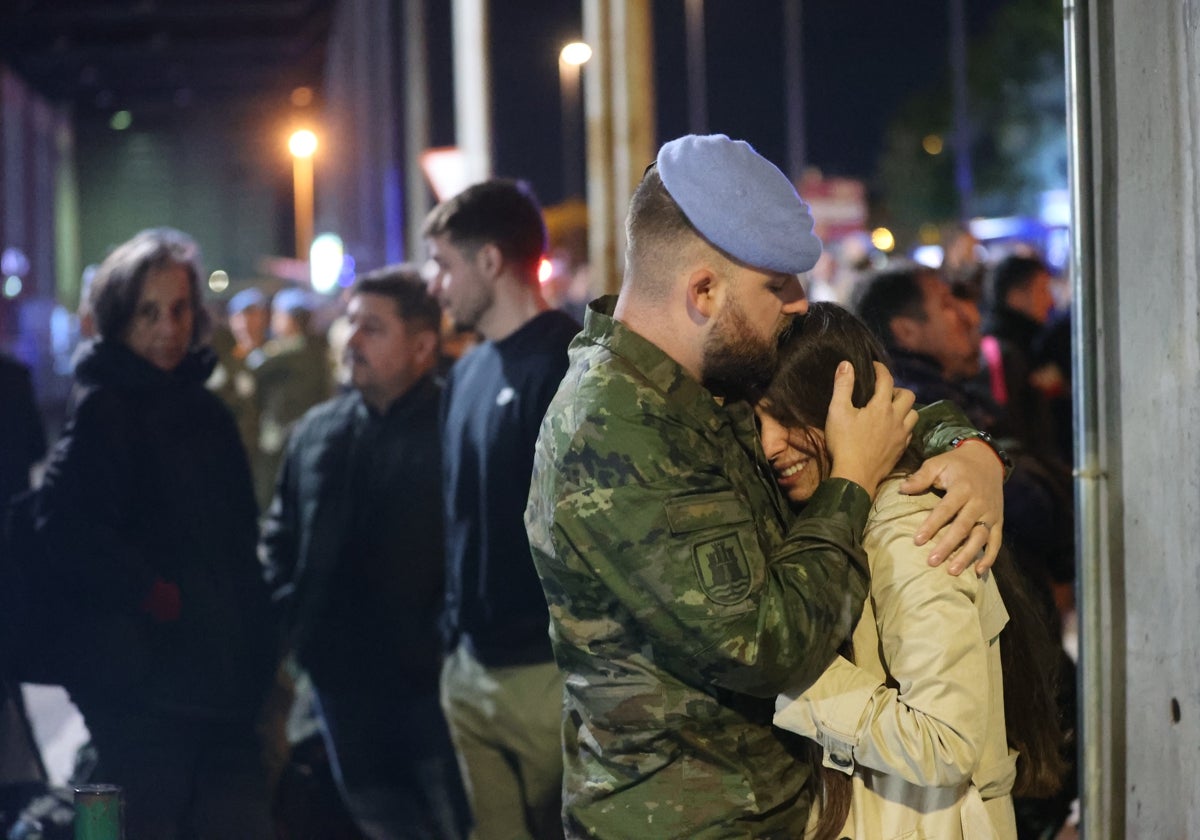 Un soldado se despide de su pareja en la estación de tren de Córdoba