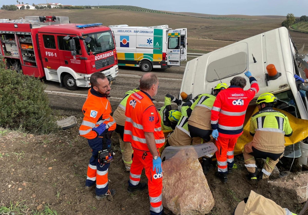 Bomberos y sanitarios excarcelan a uno de los heridos en el accidente de la N-331 en La Rambla