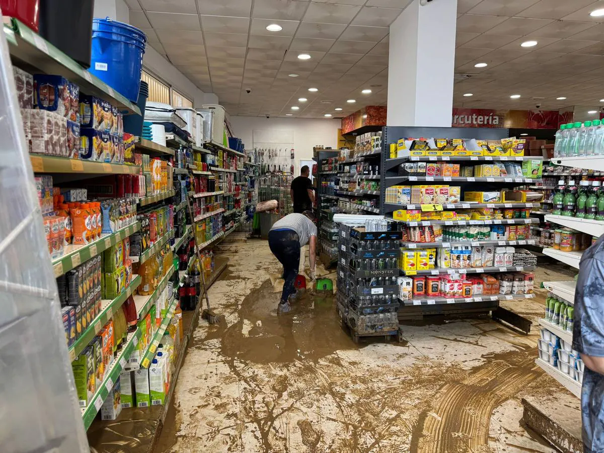 Calles enfangadas y comercios y casas anegadas tras el paso de la DANA por Benamargosa