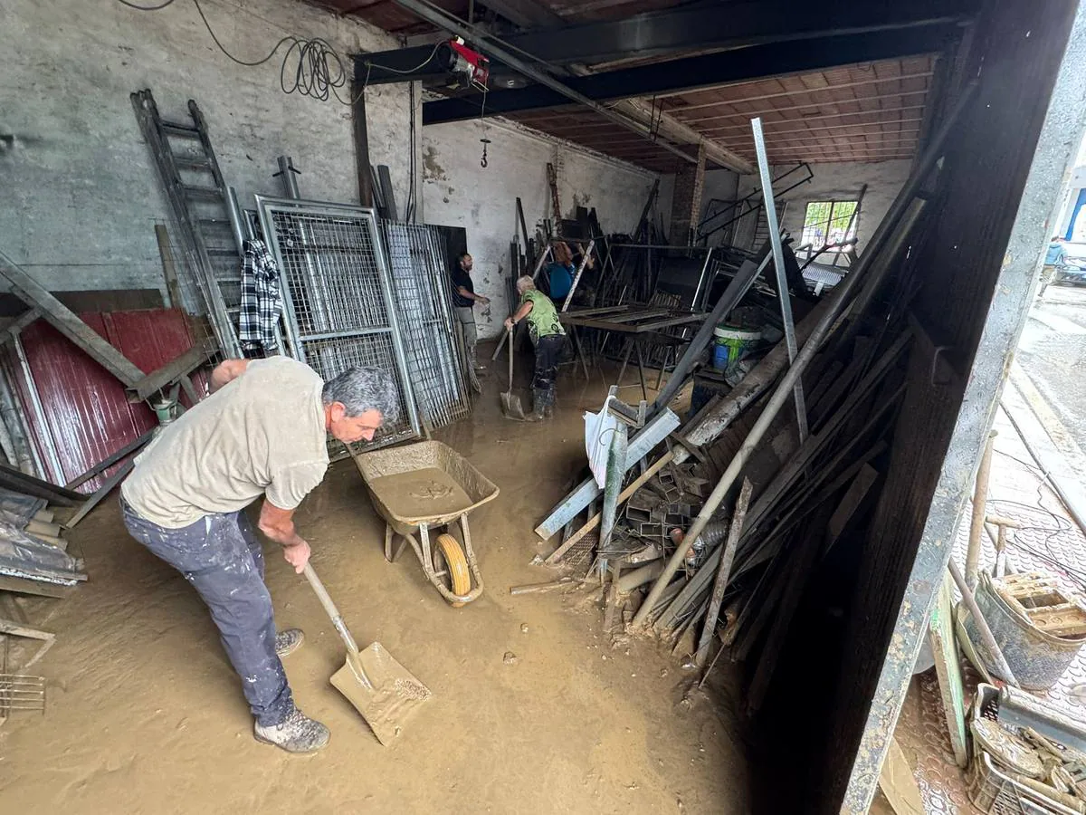 Calles enfangadas y comercios y casas anegadas tras el paso de la DANA por Benamargosa