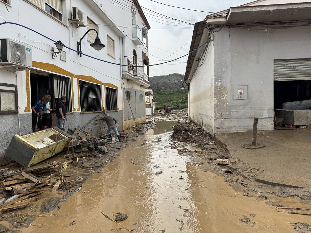 Calles enfangadas y comercios y casas anegadas tras el paso de la DANA por Benamargosa