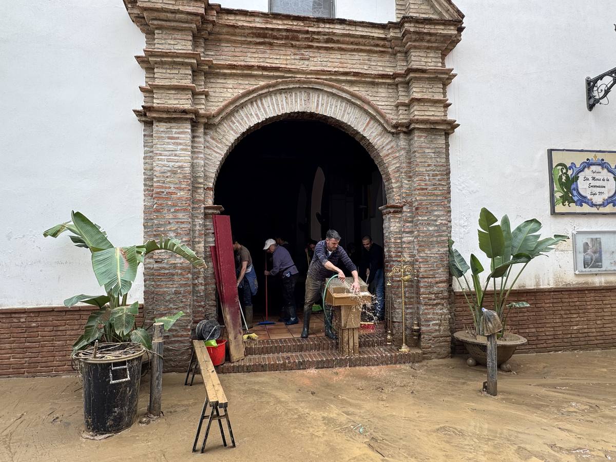 Calles enfangadas y comercios y casas anegadas tras el paso de la DANA por Benamargosa