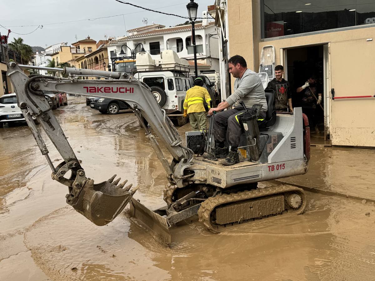 Calles enfangadas y comercios y casas anegadas tras el paso de la DANA por Benamargosa