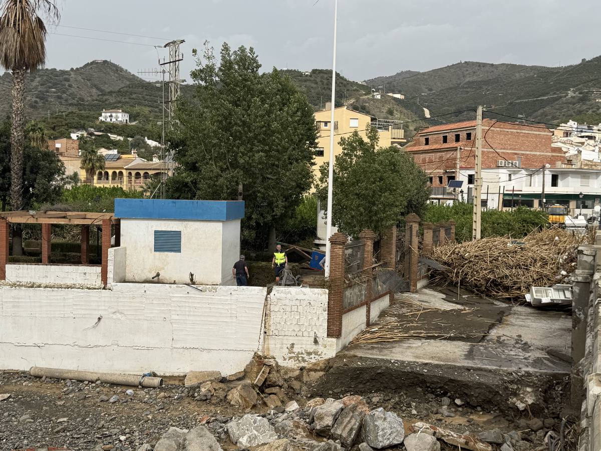 Calles enfangadas y comercios y casas anegadas tras el paso de la DANA por Benamargosa