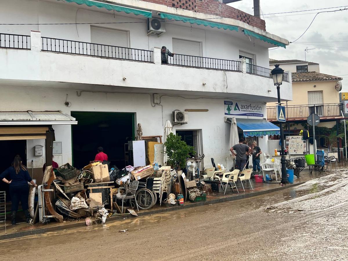 Calles enfangadas y comercios y casas anegadas tras el paso de la DANA por Benamargosa