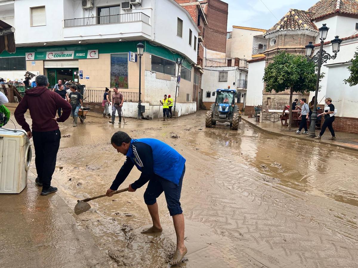 Calles enfangadas y comercios y casas anegadas tras el paso de la DANA por Benamargosa