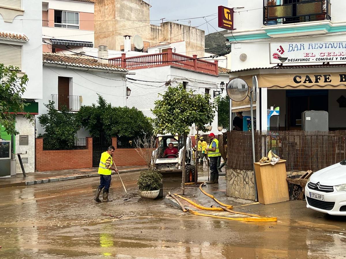 Calles enfangadas y comercios y casas anegadas tras el paso de la DANA por Benamargosa