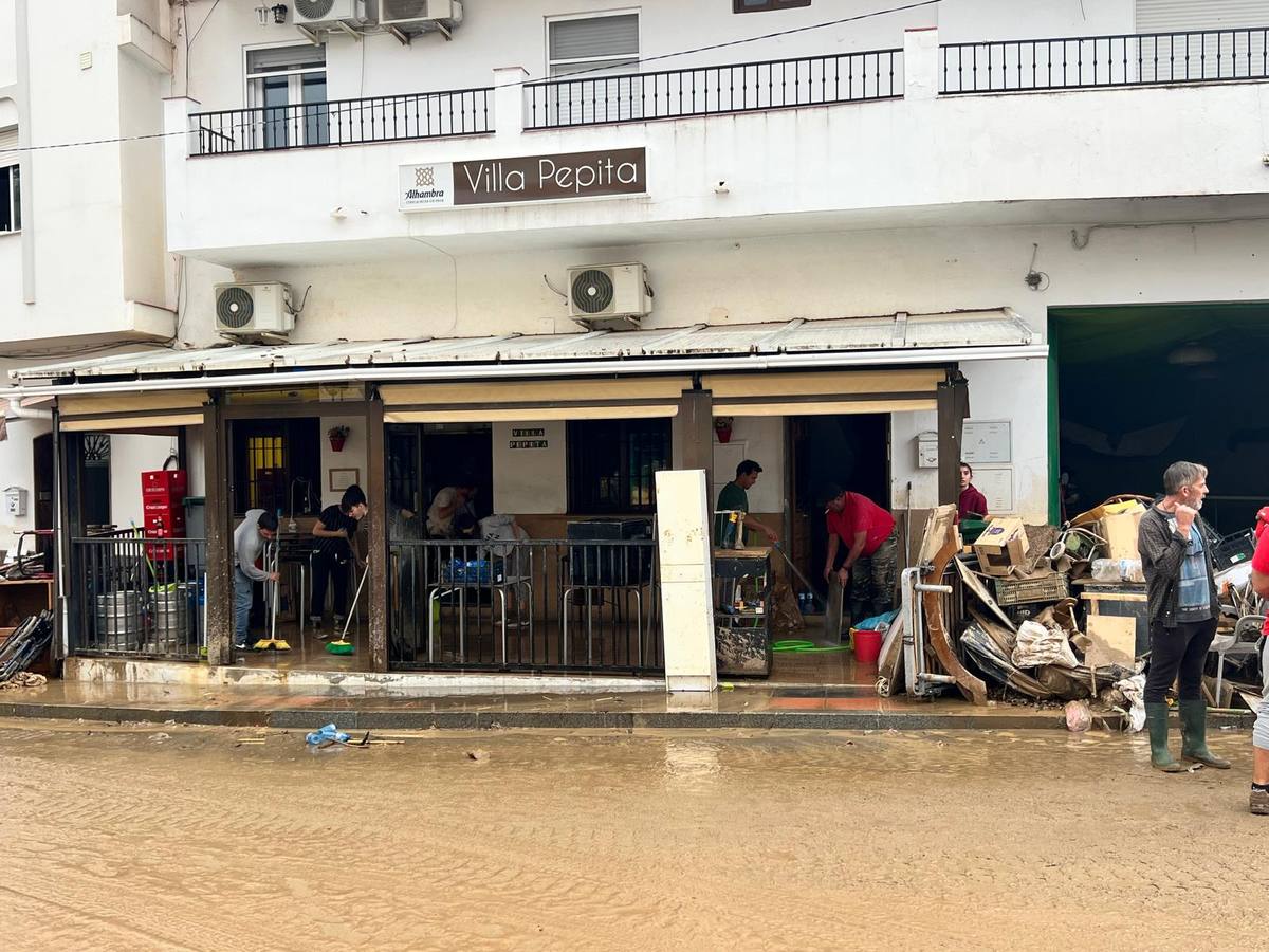 Calles enfangadas y comercios y casas anegadas tras el paso de la DANA por Benamargosa