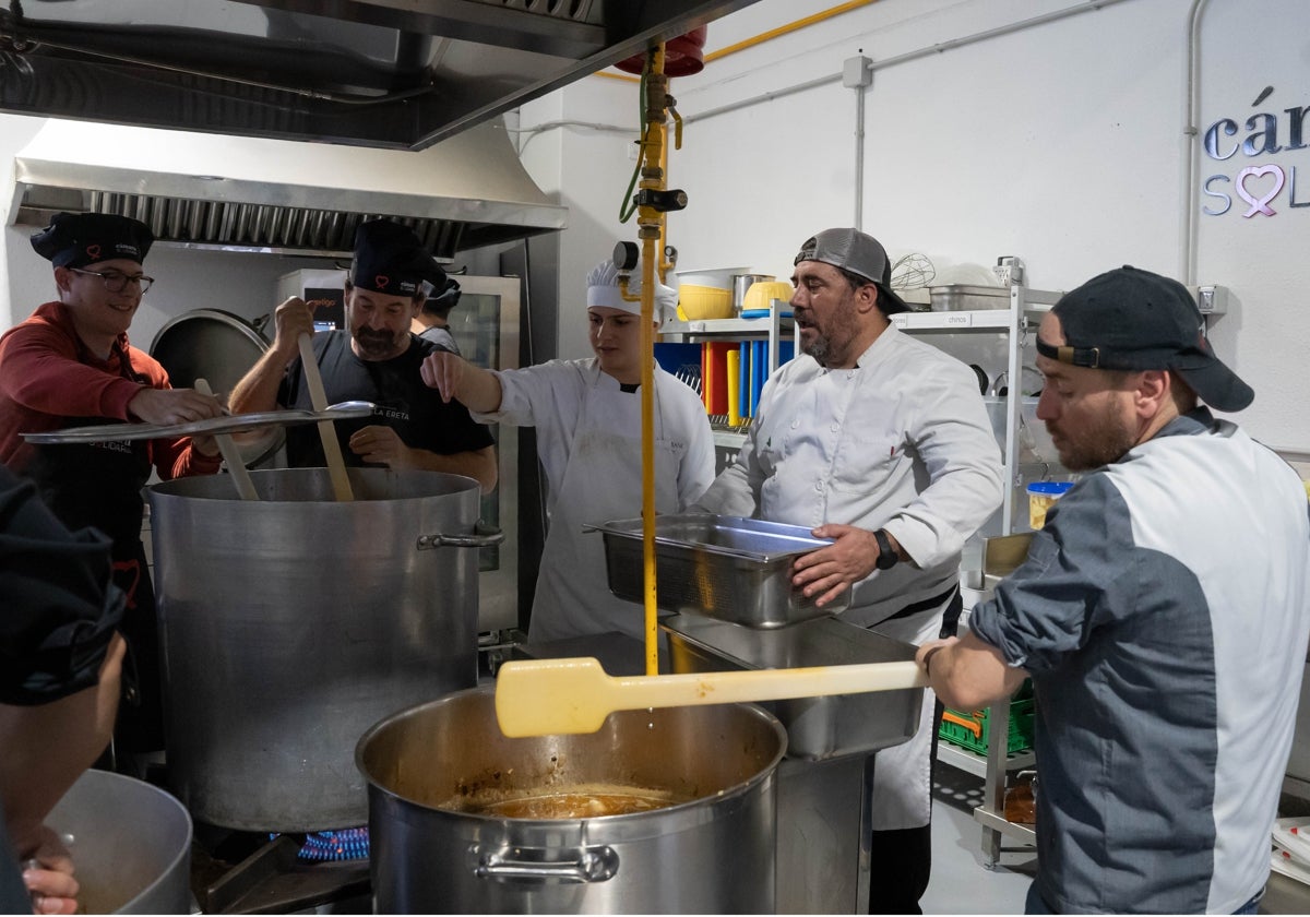 El cocinero Dani Frías y otros cooperantes altruistas en la preparación de la comida para la población afectada por la DANA en Valencia