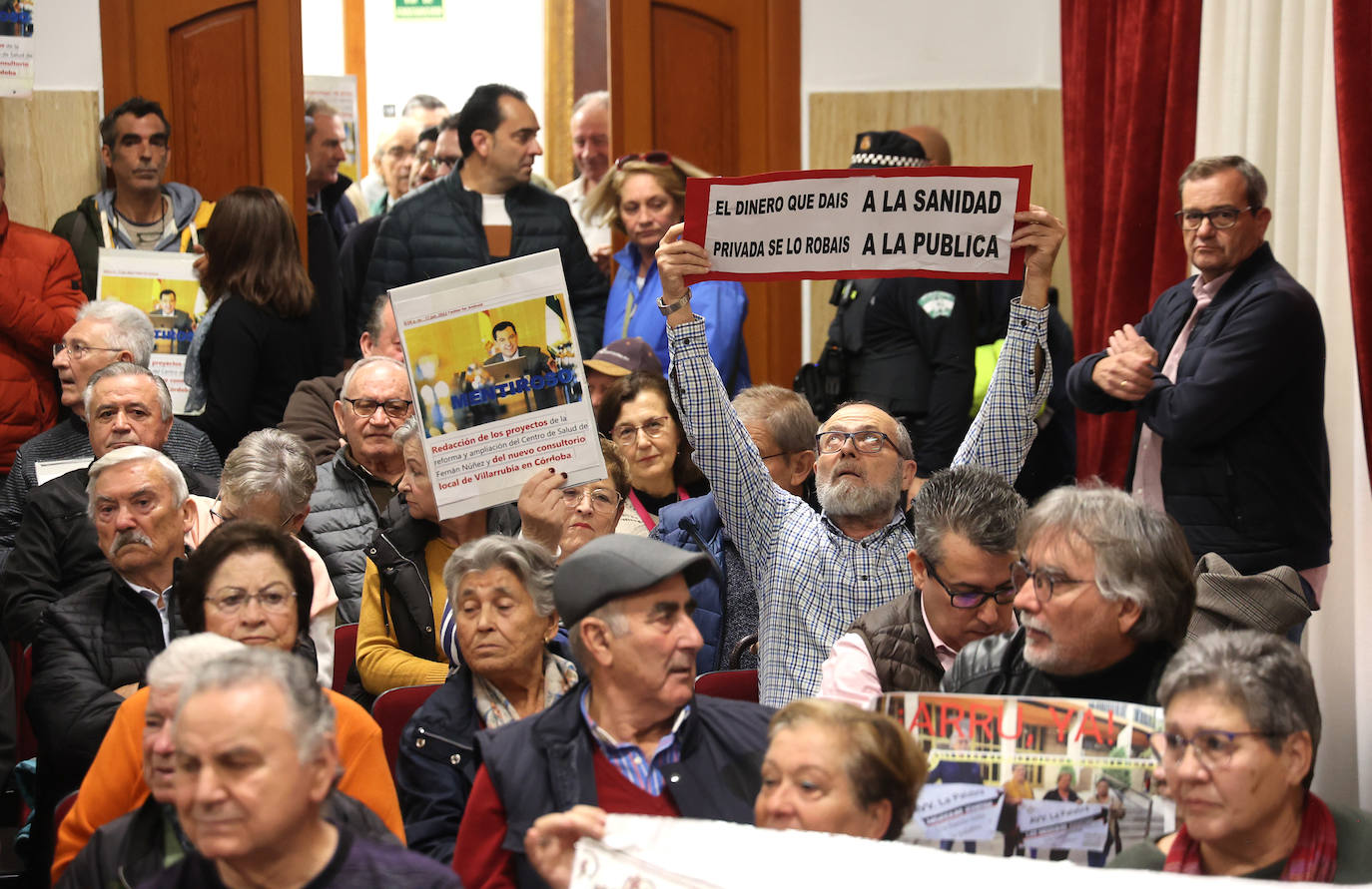 El tenso Pleno del Ayuntamiento de Córdoba que se ha suspendido, en imágenes