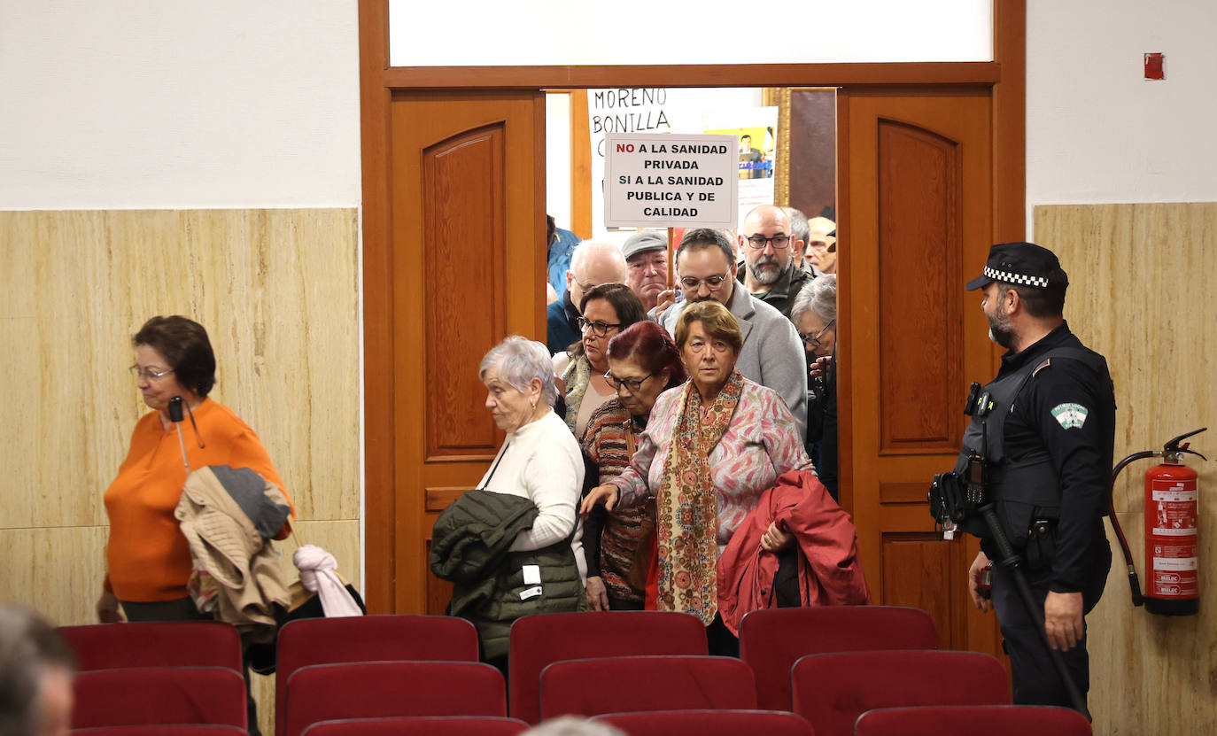 El tenso Pleno del Ayuntamiento de Córdoba que se ha suspendido, en imágenes