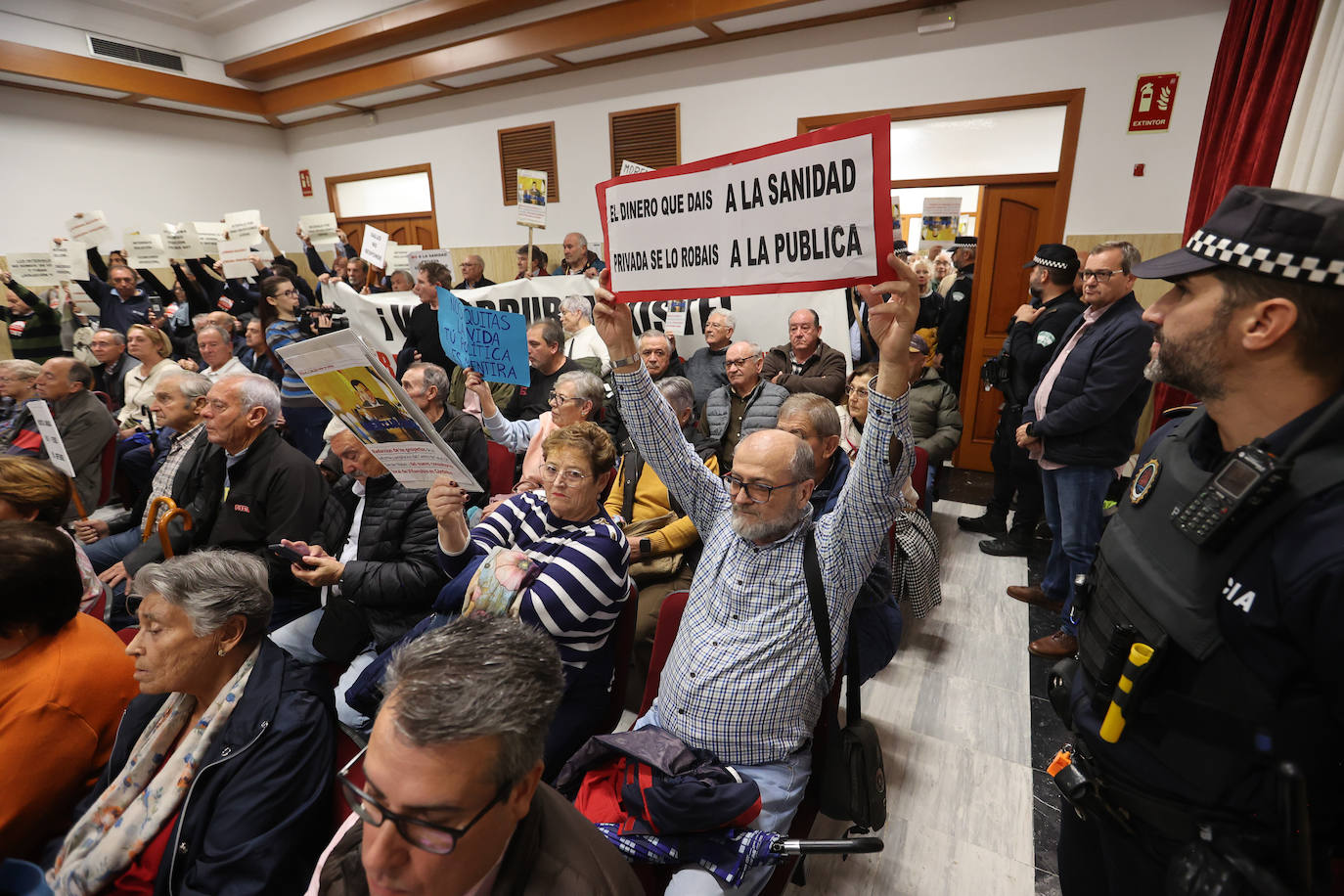 El tenso Pleno del Ayuntamiento de Córdoba que se ha suspendido, en imágenes