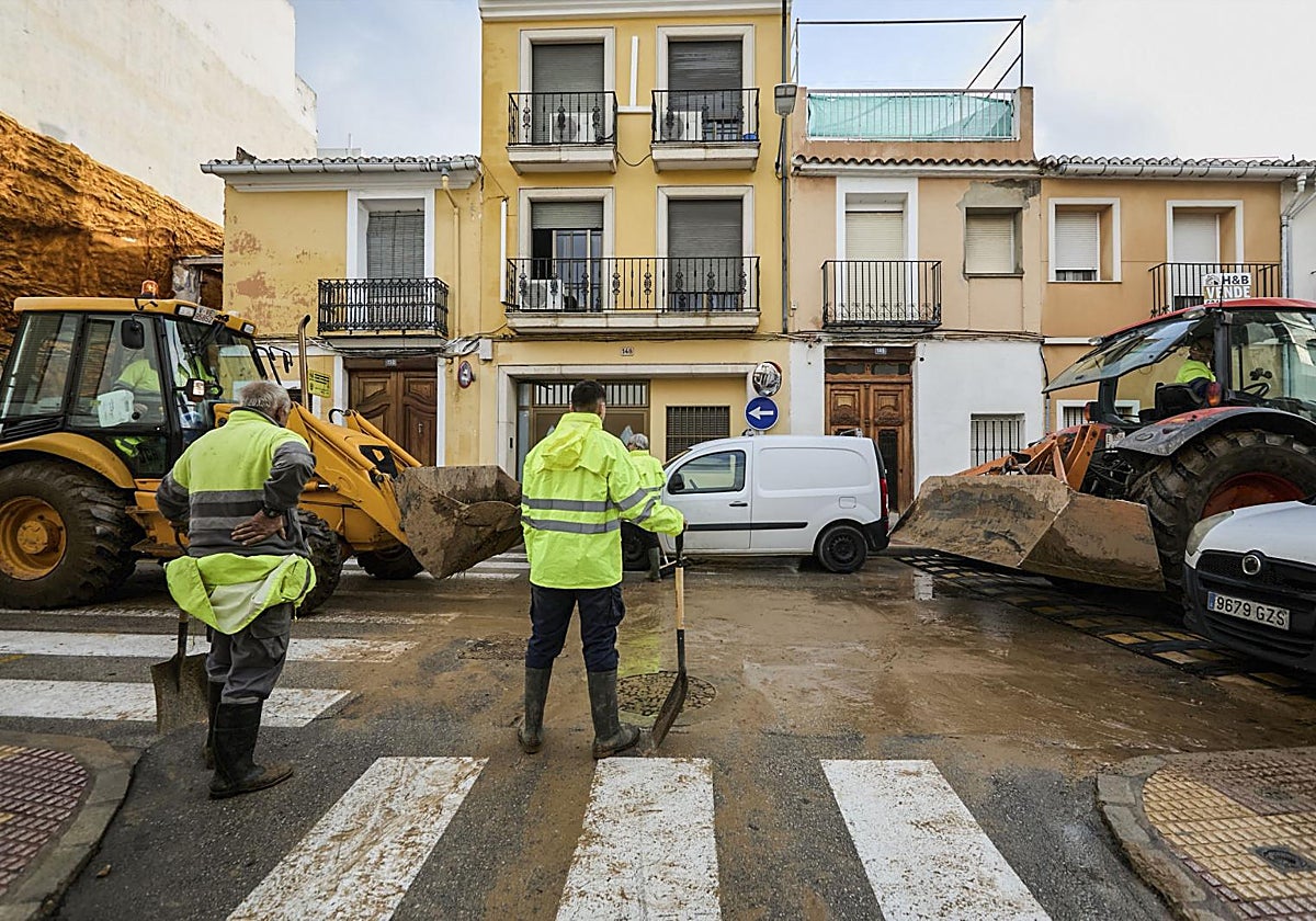 Operarios municipales trabajan, este jueves, en una calle de Cullera