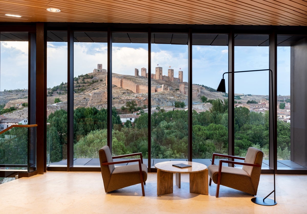 Interior del Parador de Molina de Aragón, con vistas al castillo de la localidad