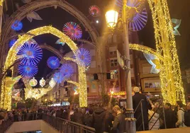 Puente Genil estrena alumbrado navideño para 2024 con árboles de 17 metros de altura