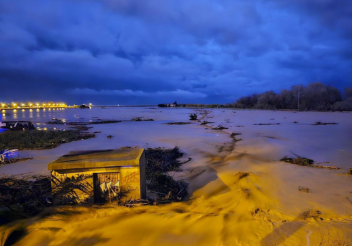 El río Vélez desbordado provocó nuevos desalojos