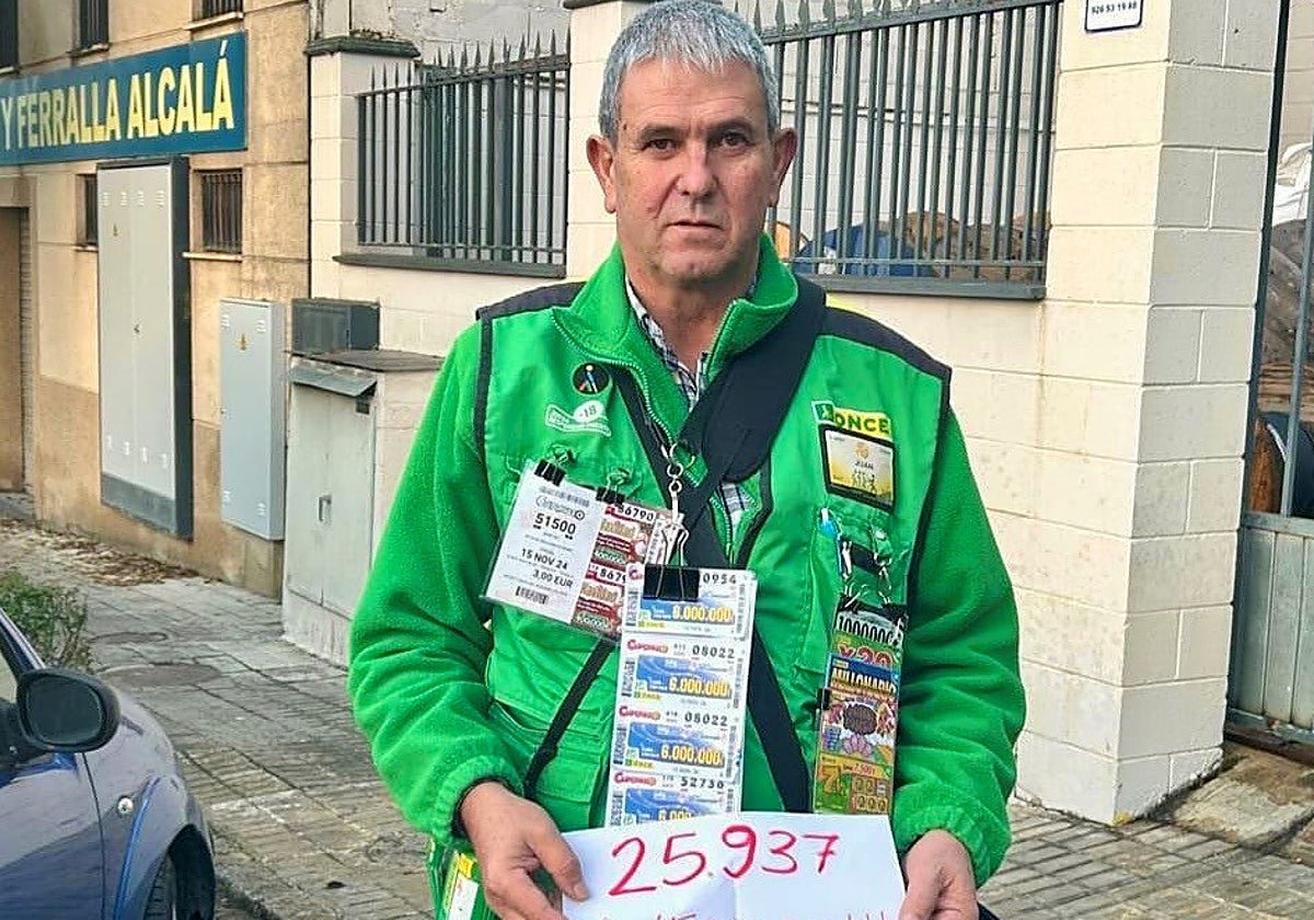 El vendedor de la ONCE, Juan Antonio Pareja, mostrando el número premiado