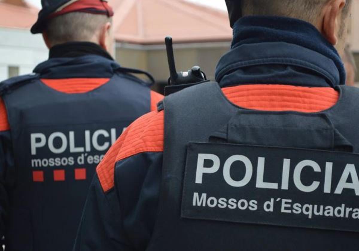 Dos mossos en una imagen de archivo