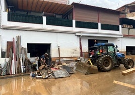 Benamargosa, un pueblo unido contra el barro de la última riada en Andalucía