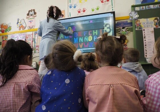 Niños de Infantil durante una clase en un colegio