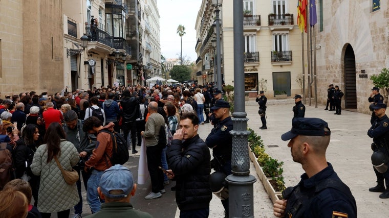 Imagen de la protesta que exigía la dimisión de Carlos Mazón, este viernes, a las puertas de las Cortes Valencianas