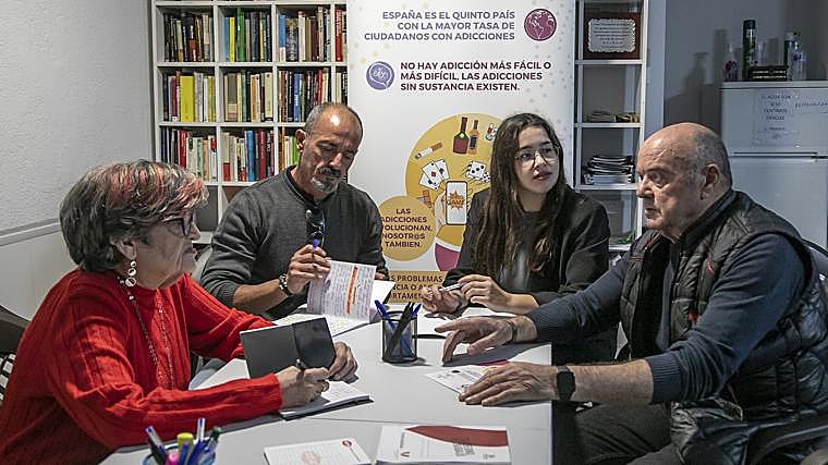 Charo Naz, Pablo Martínez, Belén Jiménez y Pepe Fernández conversando en la sede de Acirad,
