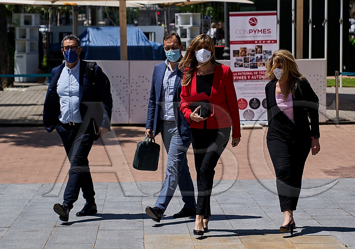 La asesora en la Moncloa, Cristina Álvarez (drcha.) junto a Begoña Gómez