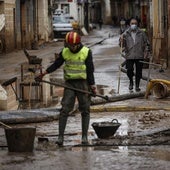 Desalojan un edificio de Massanassa afectado por la DANA en Valencia