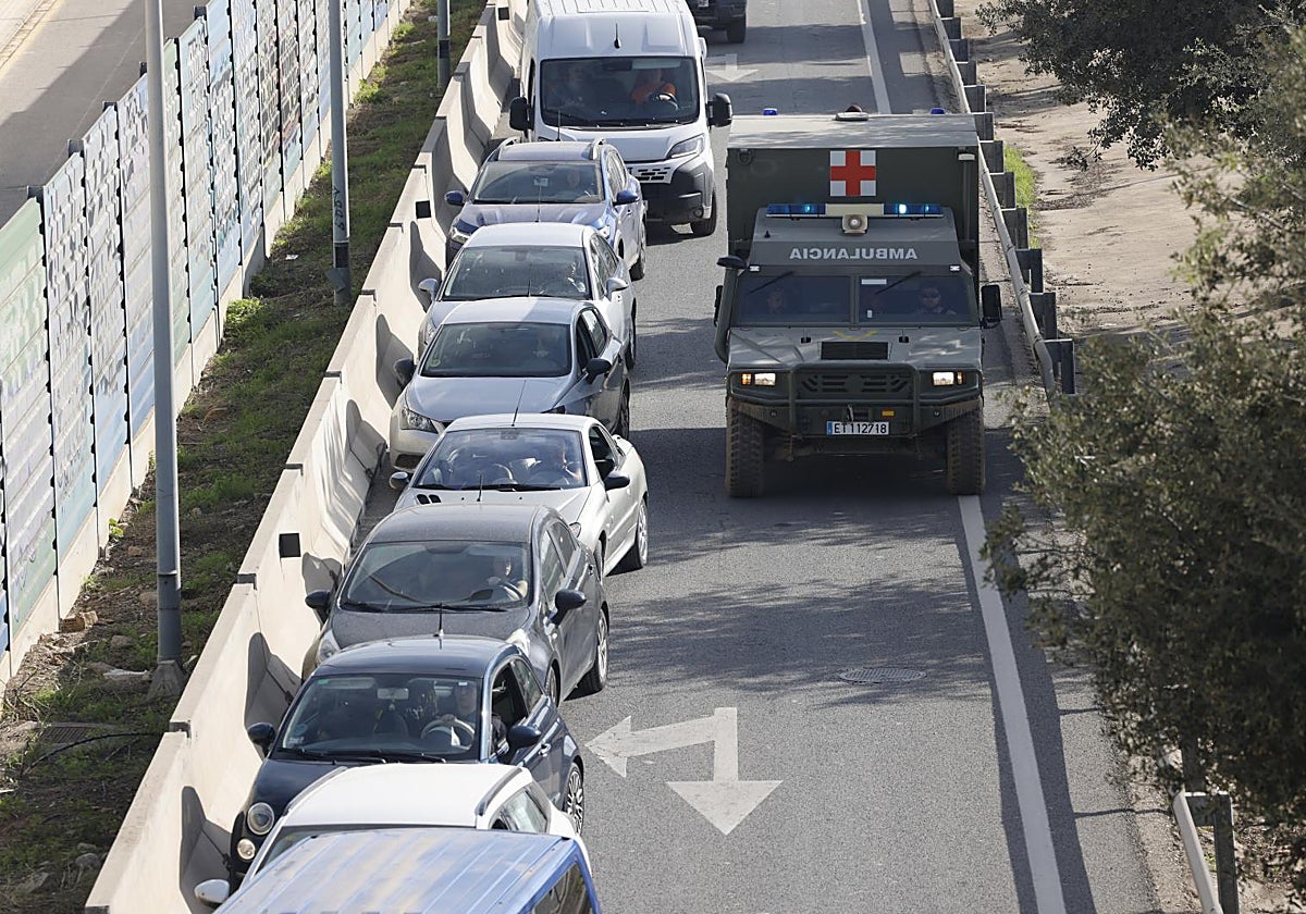 Vehículos en una carretera con restricciones a la movilidad a causa de la DANA en Valencia