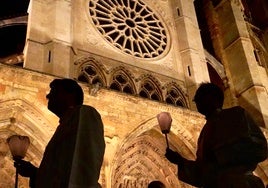 Centenares de antorchas iluminan León a imagen y semejanza de la procesión de Lourdes