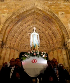 Imagen secundaria 2 - Centenares de antorchas iluminan León a imagen y semejanza de la procesión de Lourdes