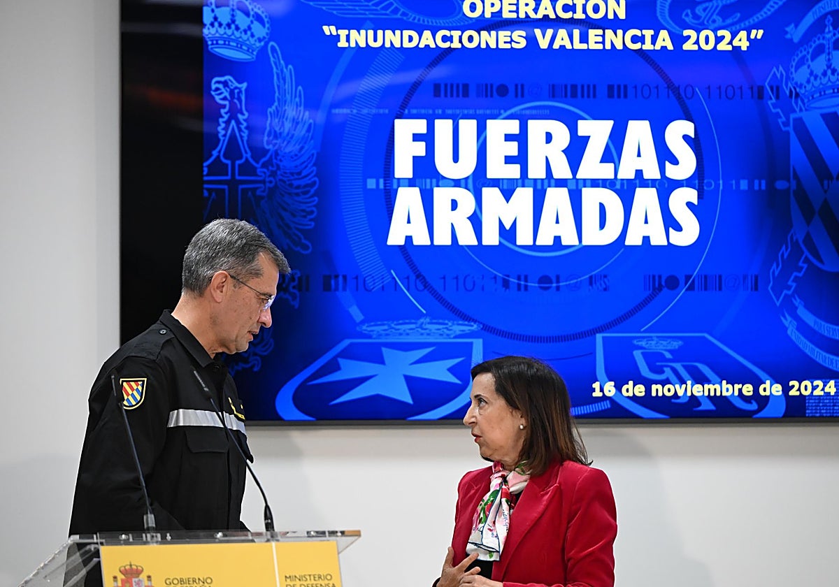 El general jefe de la UME, Javier Marcos, y la ministra de Defensa, Margarita Robles