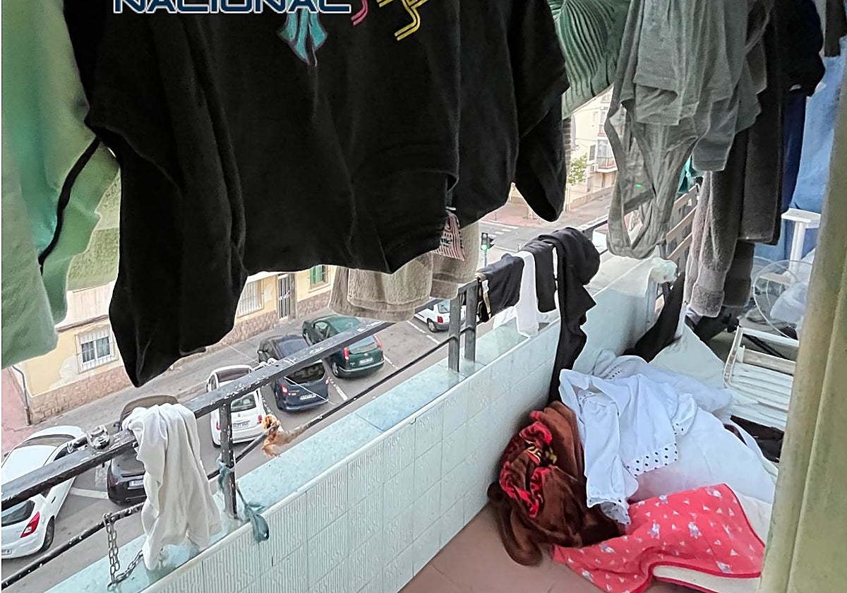 Un balcón en el que dormía una de las personas que se ocultaba por su situación irregular en España