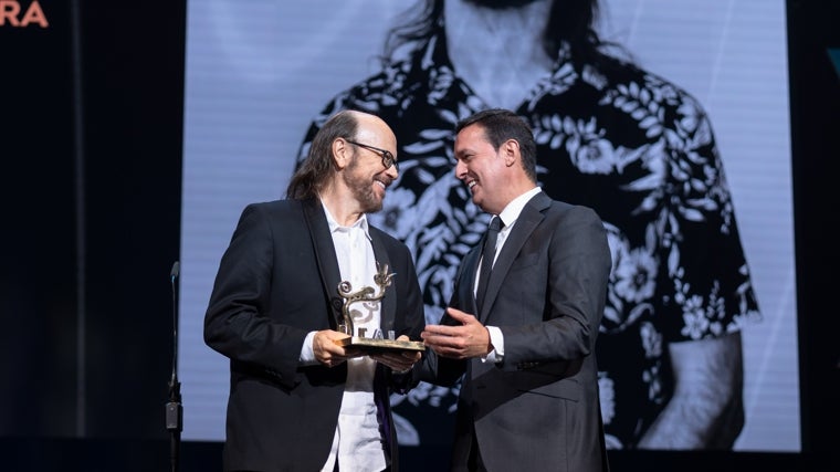 Santiago Segura y Javier A. García durante la entrega del premio de Honor en Fical