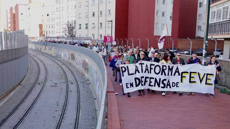 Unas 6.000 personas marchan junto a la vía estrecha de León para reclamar la llegada del tren al centro