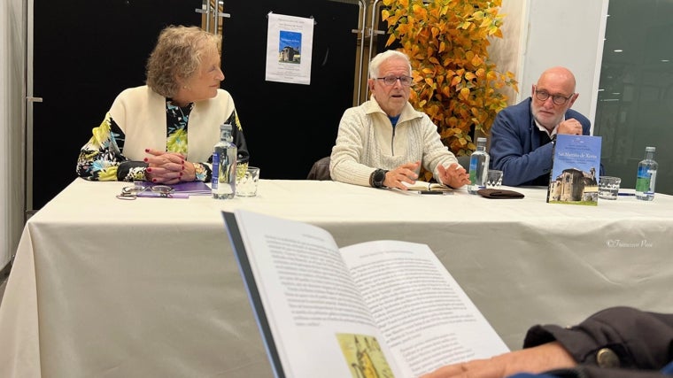 Loli y Antonio, en los extremos de la mesa, durante la presentación de su libro sobre San Martiño de Xuvia, este mes, en Ferrol