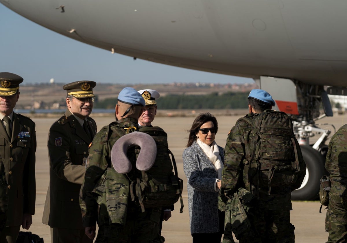 La ministra de Defensa, Margarita Robles, saluda a los militares junto al avión que los llevará a Líbano