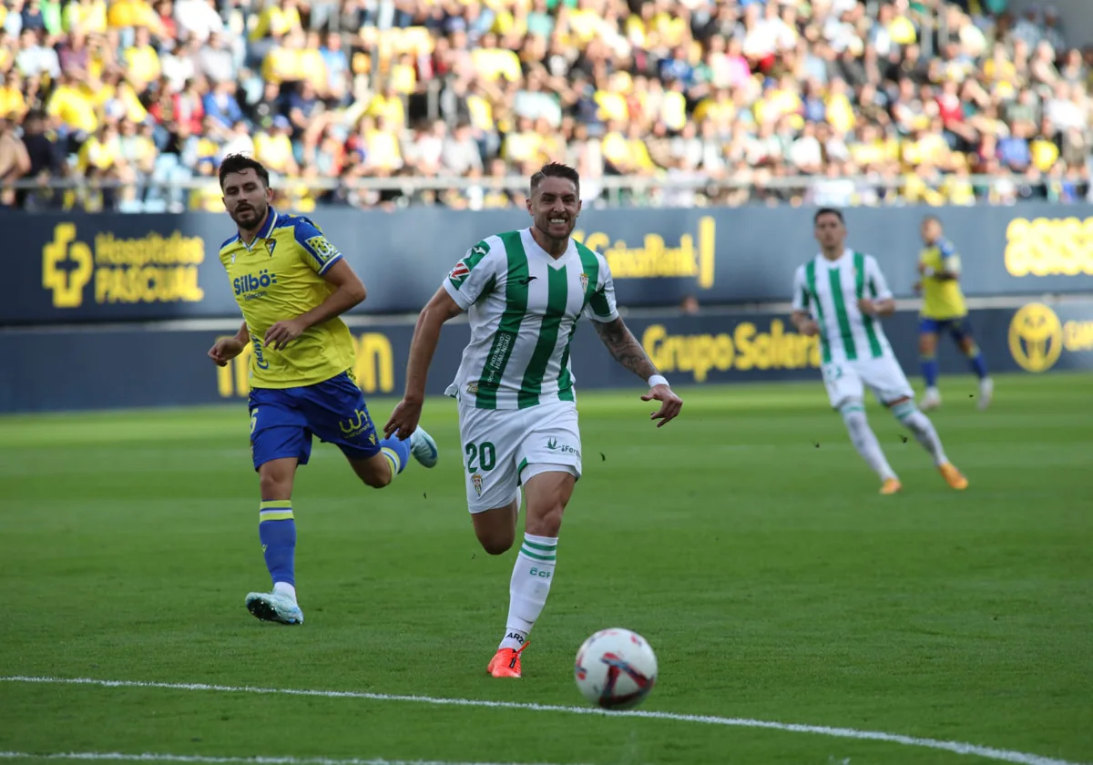 Antonio Casas persigue el balón durante el encuentro en Cádiz