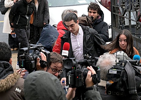 Imagen secundaria 1 - Sobre estas líneas, los tres principales acusados (Freire, Kaio y Diego) durante su declaración. Abajo, Míguez sale de la Audiencia. Derecha, Kaio junto a su abogado, en el banquillo