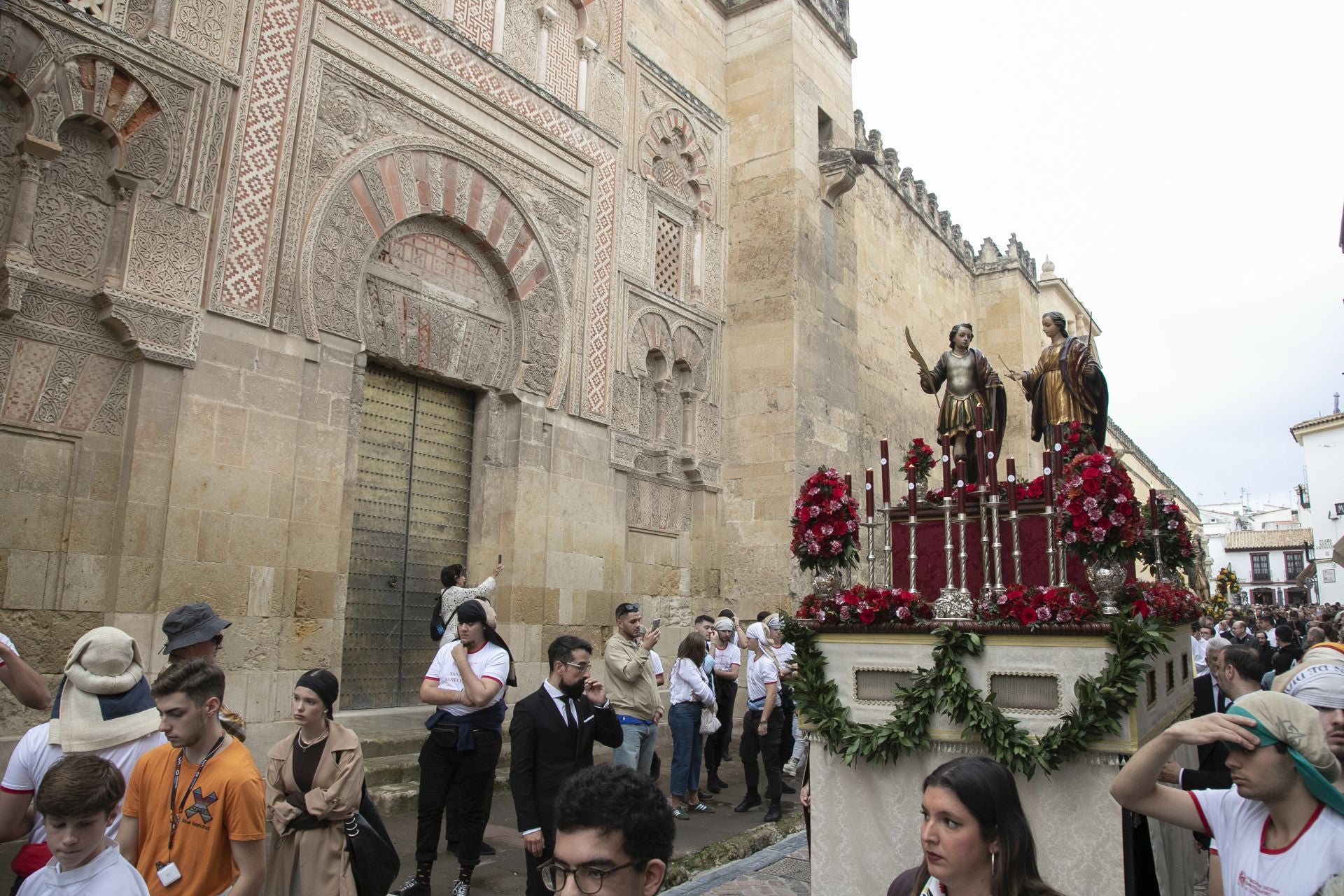 La alegre peregrinación de San Acisclo, Santa Victoria y San Pelagio en Córdoba, en imágenes
