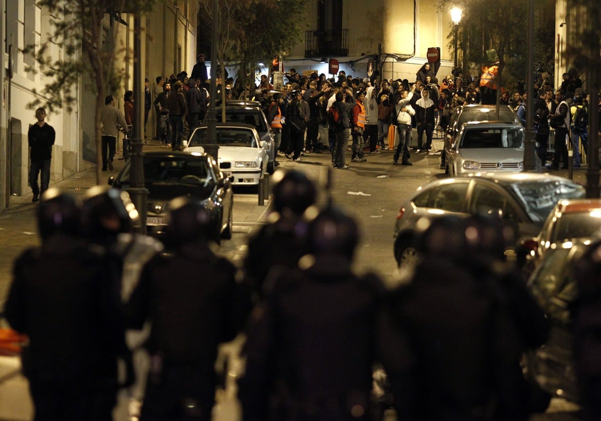 La Policía Nacional, frente a algunos manifestantes en el entorno de Neptuno, en 2012